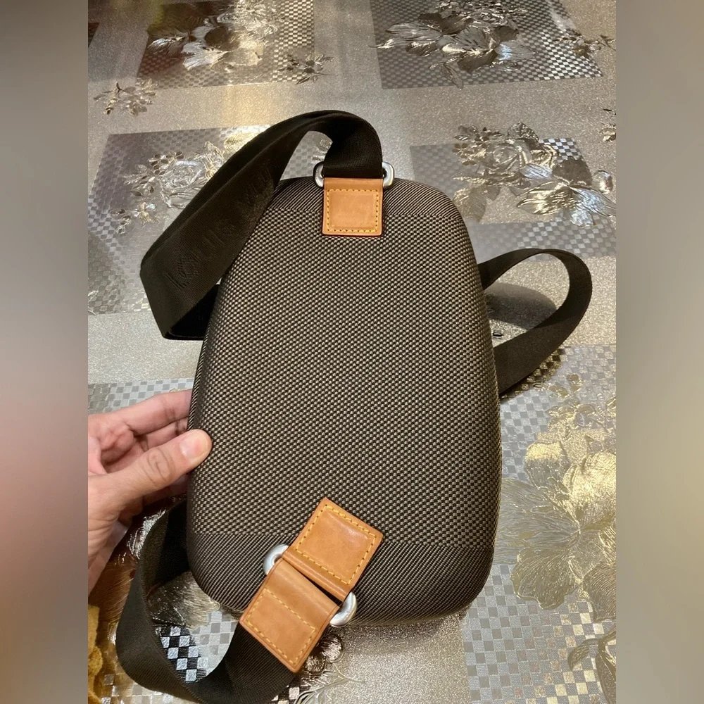 💯% Authentic Louis Vuitton crossbody - Picture 2 of 16